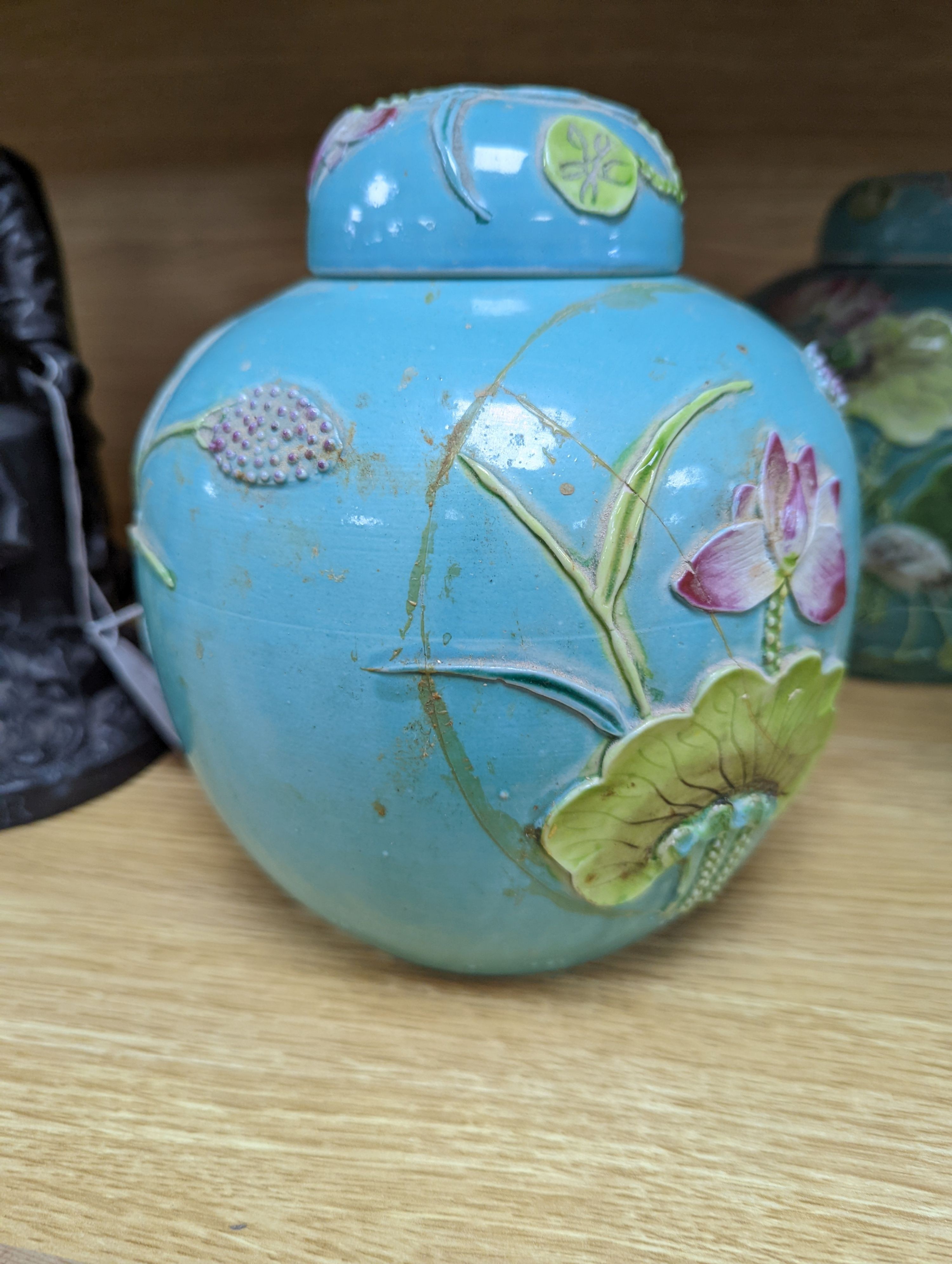 A pair of Chinese enamelled porcelain jars and covers, early 20th century, 17.5cm